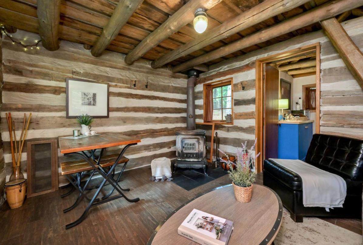 A Rustic Cabin In The Woods Orangeville Exterior photo